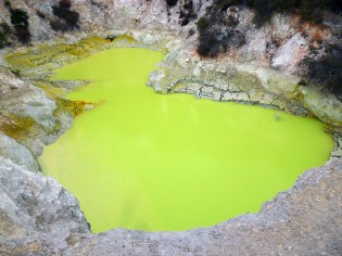 DSC00229c Wai-O-Tapu thermal wonderland - Devil's bath - blogsize