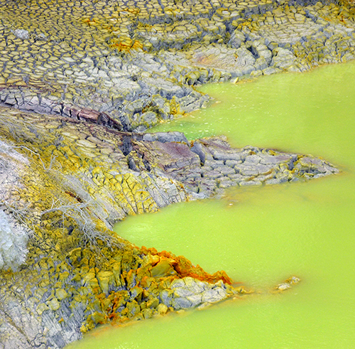 DSC00229d(c) Wai-O-Tapu thermal wonderland - Devil's bath - blogsize