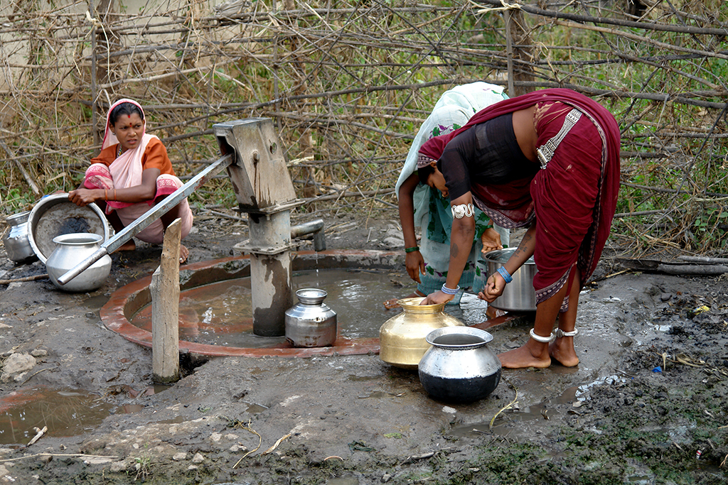 Gond women