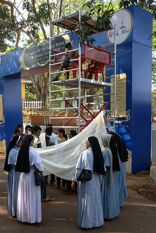 DSC00091 Old Goa - exposition of the sacred relics of St. Francis Xavier - blog size