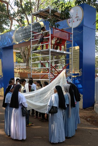 DSC00091 Old Goa - exposition of the sacred relics of St. Francis Xavier - blog size
