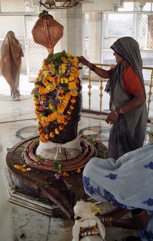 Lingam worship in Kundeshvar temple, Tikamgarh, Madhya Pradesh, India 2004