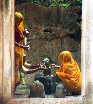 Lingam worship, Mandu, Madhya Pradesh, India 1997